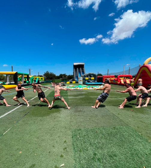 Circuito de obstáculos Wipeout con saltos, carreras y desafíos en Mallorca