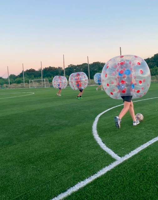 Partida de Bubble Soccer en Mallorca Paintball, diversión en burbujas inflables
