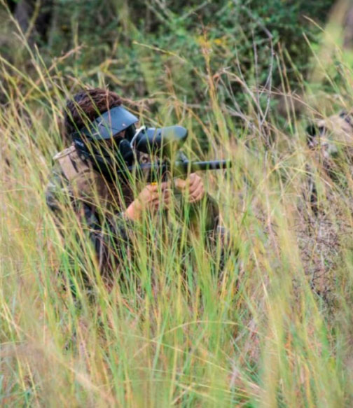 Campo de paintball Forest Paint de 5.800 m² en un bosque denso con vegetación