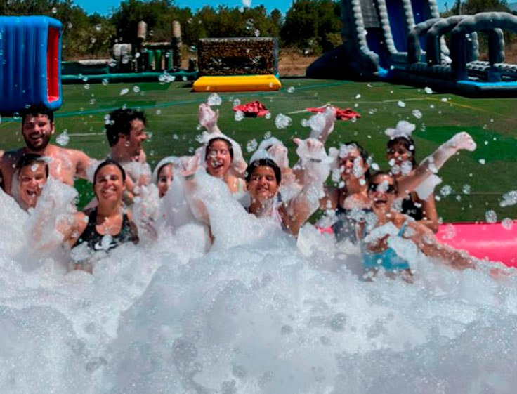 Fiesta de espuma en Mallorca Paintball, diversión refrescante para todos