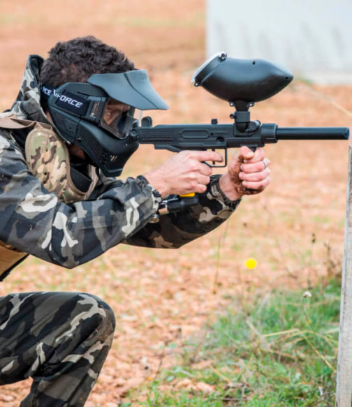 Campo de paintball War Paint con sacos de arena y neumáticos para cobertura