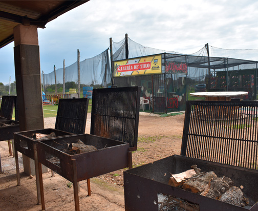 Zona de barbacoa y bar en Mallorca Paintball para relajarse después del juego